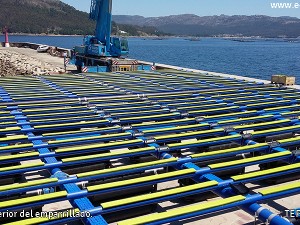 La nueva batea de plástico pone a prueba su resistencia