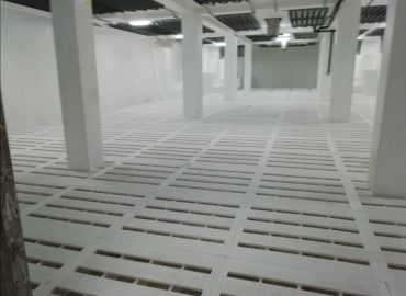 Bodega con suelo plastico en barco pesquero moderno