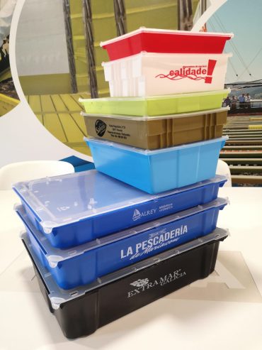 cajas de plastico de diferentes tamaños apiladas